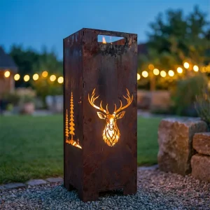 Brennende Feuersäule im Garten mit einem Hirsch und Wald Motiv
